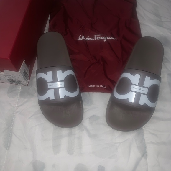 Salvatore Ferragamo slides - Picture 2 of 3